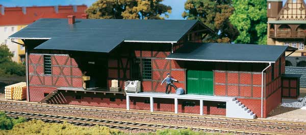 Large freight shed<br /><a href='images/pictures/Auhagen/13322.jpg' target='_blank'>Full size image</a>